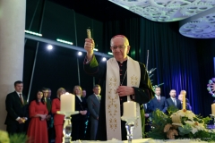 Arcybiskup Stanisław Budzik podczas święcenia opłatka