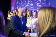 Marszałek Jarosław Stawiarski wręcza stypendia sportowe