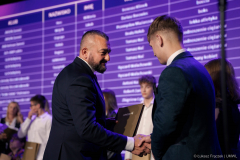 Członek Zarządu Jarosław Kwasek wręcza stypendia sportowe