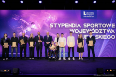 Marszałek Jarosław Stawiarski i Członek Zarządu Jarosław Kwasek na wspólnym zdjęciu ze stypendystami