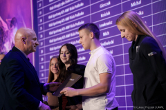 Marszałek Jarosław Stawiarski wręcza stypendia sportowe