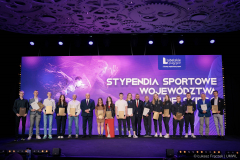 Marszałek Jarosław Stawiarski i Członek Zarządu Jarosław Kwasek na wspólnym zdjęciu ze stypendystami