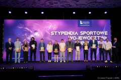 Marszałek Jarosław Stawiarski i Członek Zarządu Jarosław Kwasek na wspólnym zdjęciu ze stypendystami