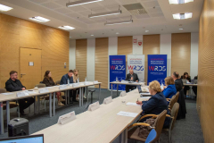 Członkowie oraz goście podczas posiedzenia  SZR ds. Polityki Społecznej i Ochrony Zdrowia 