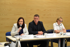 Na zdjęciu znajdują się dwóch gości od lewej strony przemawiająca Pani Anna Mastalerz Zastępca Dyrektora Powiatowego Urzędu Pracy  w Opolu Lubelskim,  Pan Piotr Kocon Przewodniczący Powiatowej Rady Rynku Pracy w Opolu Lubelskim oraz członkini zespołu Pani Agnieszka Postępska Niezależny Samorządny Związek Zawodowy „Solidarność”