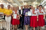 grupa osób trzymających dyplomy i nagrody
