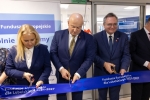 Anna Brzyska, Jarosław Stawiarski, Zbigniew Wojciechowski przecinają wstęgę podczas otwarcia oddziału