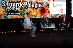 Marszałek Jarosław Stawiarski wraz z Czesławem Langiem podczas konferencji