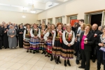 Grupa kobiet ubranych w kolorowe tradycyjne stroje.
