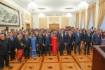 Sala wypełniona tłumem ludzi przybyłych na obchody Święta Narodowego Chin,  wśród nich w pierwszym rzędzie znajduje się Wicemarszałek Zbigniew Wojciechowski.