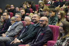 Widok na pierwsze rzędy z uczestnikami wydarzenia, w tym na wicemarszałka Wojciechowskiego.