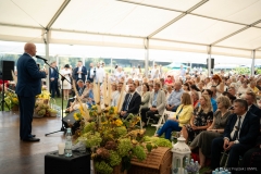 Na miejscach siedzących znajdują się ksiadz Tadeusz Pajurek a obok niego Dyrektor Muzeum Wsi Lubelskiej Bartłomiej Bałaban. Obaj klaszczą w dłonie