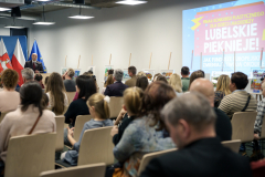 Widok na scenę spośród widowni. Przed licznie zebranymi uczestnikami przemawia Marszałek Jarosław Stawiarski.