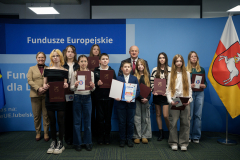 Marszałek Stawiarski na zdjęciu pamiątkowym z młodymi laureatami.