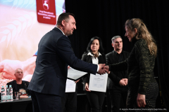Wicemarszałek Marek Wojciechowski i Dyrektor Ewa Szałachwiej pozują do zdjęcia wspólnie z piątką dzieci - wszystkie dzieci trzymają w rekach otrzymane dyplomy