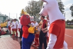 Mecz w ramach akcji "z podwórka na boisko". Maskotki obu drużyn. z lewej rykuś (masktoka z Ryk), z prawej Lubeluś (maskotka wojewódzka). w tle zawodnicy obu drużyn.