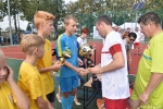 Mecz w ramach akcji "z podwórka na boisko". Wicemarszałek Mulawa wręcza kapitanowi drużyny ze Starego Bazanowa pamiątkowy puchar.