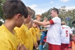 Mecz w ramach akcji "z podwórka na boisko". Wicemarszałek Mulawa wręcza zawodnikom w zółto-czarnych strojach pamiątkowe medale.