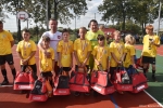 Mecz w ramach akcji "z podwórka na boisko". Grupowe zdjęcie zawodników ze szkoły podstawowej w Starym Bazanowie z wicemarszałkiem Mulawą i radnym Leszkiem Kowalczykiem (bramkarz drużyny urzędników, zielonakwy strój)