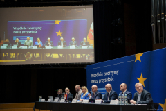 uczestnicy spotkania siedzący przy stole