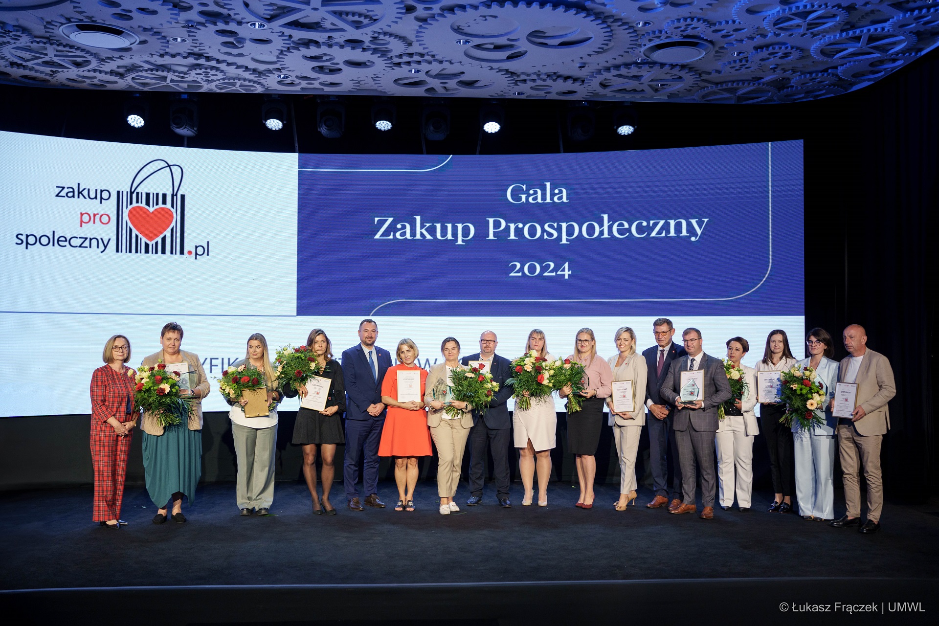 Marszałek Jarosław Stawiarski gratuluje jednemu z laureatów certyfikatu