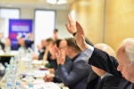 Członkowie głosują podczas posiedzenia plenarnego nad przyjęciem uchwały