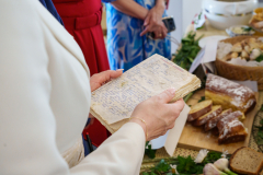 Kobieta trzymająca w rękach zeszyt z przepisami kucharskimi
