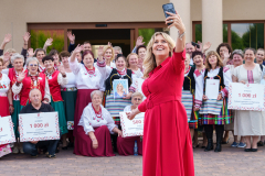 Ewa Wachowicz na wspólnym zdjęciu z laureatami konkursu Kobieta Przedsiębiorcza Regionalnie z Ewą Wachowicz