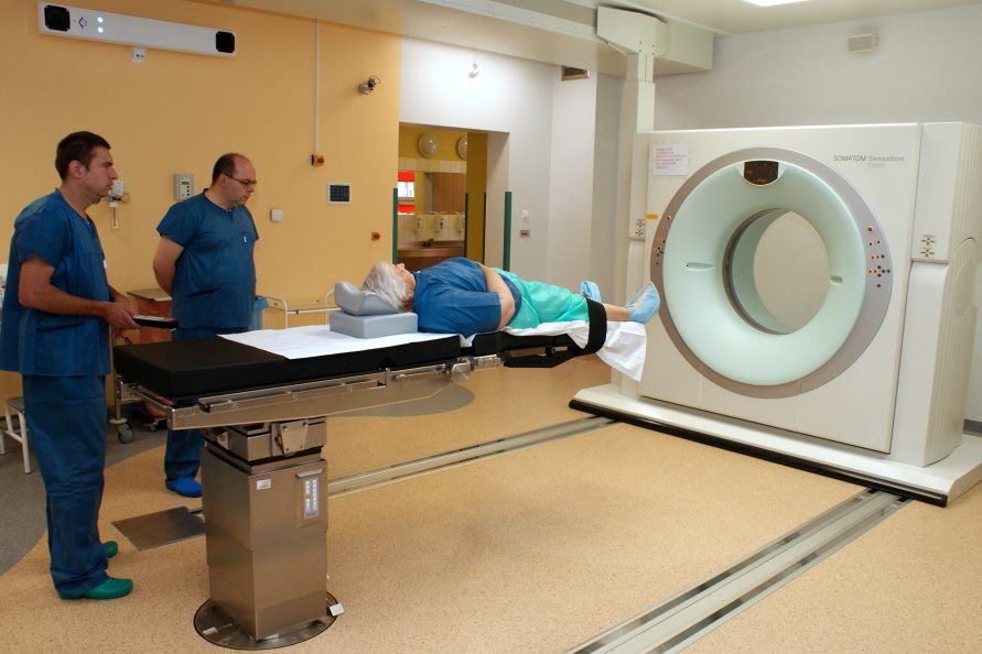 Badanie pacjentki tomografem komputerowym