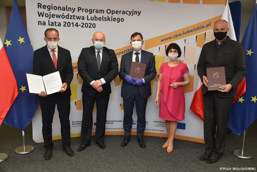 Na zdjęciu od lewej Marek Jacek Dziura, Marszałek Jarosław Stawiarski, Prezes Zarządu Jerzy Woźniak, Dyrektor LAWP Elżbieta Kędzierska, Prezes Zarządu ks. Jarosław Orkiszewski