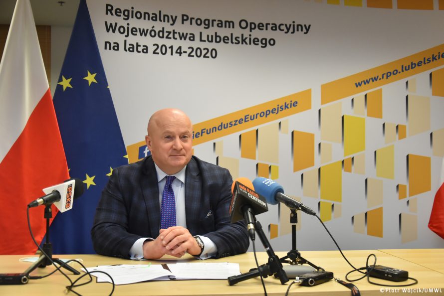 Marszałek Jarosław Stawiarski podczas konferencji prasowej