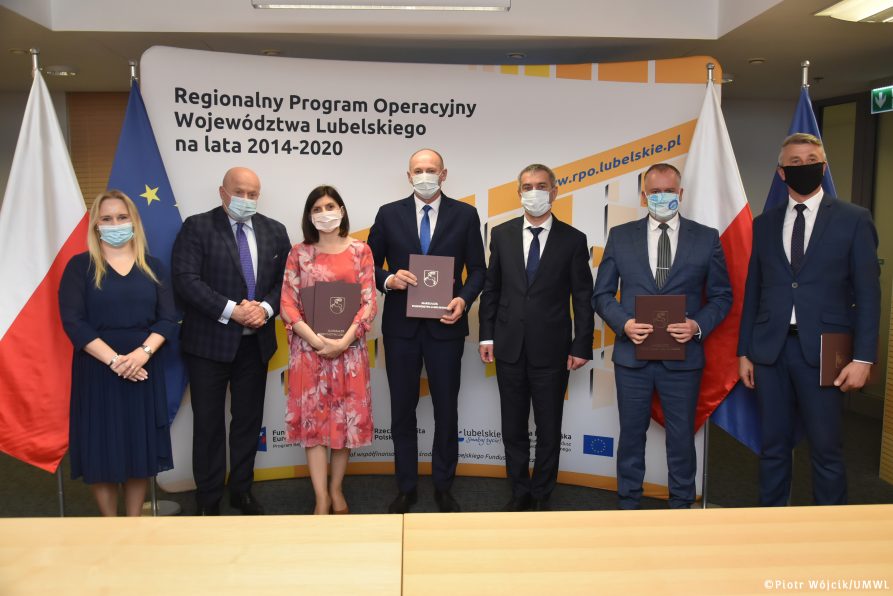 Grupowe zdjęcie marszałka z wójtami -beneficjentami projektów unijnych