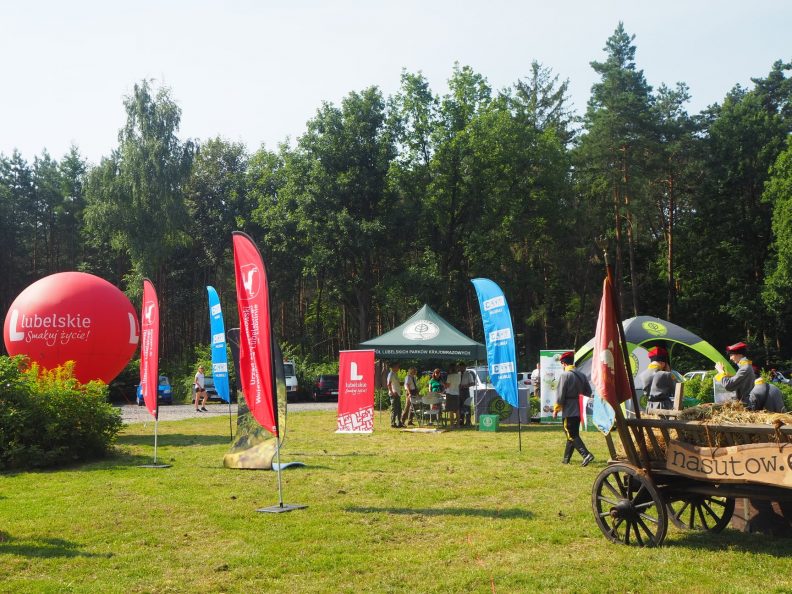 Zdjęcie przedstawiające miasteczko festynowe z namiotami i banerami