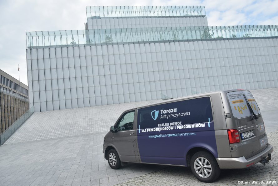 Oznakowany bus Mobilnego Punktu Informacyjnego stojący na Placu Teatralnym przed Centrum Spotkania Kultur