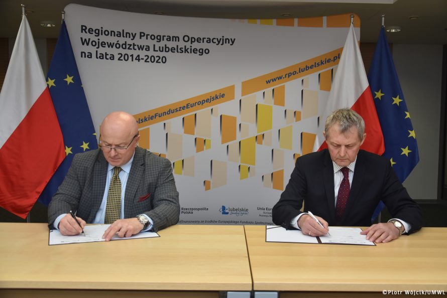 Podpisanie aneksu do projektu "Mobilny LOF" zwiększający przyznane środki o 20 mln zł. Na zdjęciu od lewej Marszałek Województwa Lubelskiego Jarosław Stawiarski, Wójt Gminy Glusk Jacek Anasiewicz