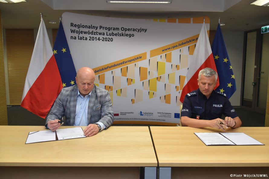 Podpisanie aneksu umowy. Od lewej Marszałek Województwa Lubelskiego Jarosław Stawiarski, Komendant Województki Policji insp. Artur Bielecki.