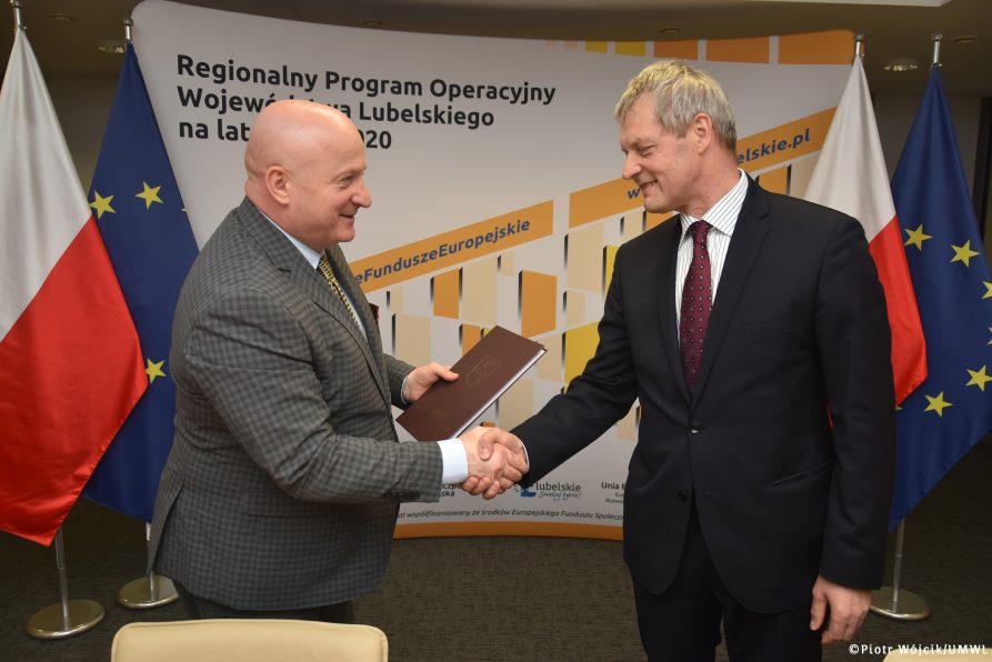 Podpisanie aneksu do projektu "Mobilny LOF" zwiększający przyznane środki o 20 mln zł. Na zdjęciu od lewej Marszałek Województwa Lubelskiego Jarosław Stawiarski, Wójt Gminy Glusk Jacek Anasiewicz