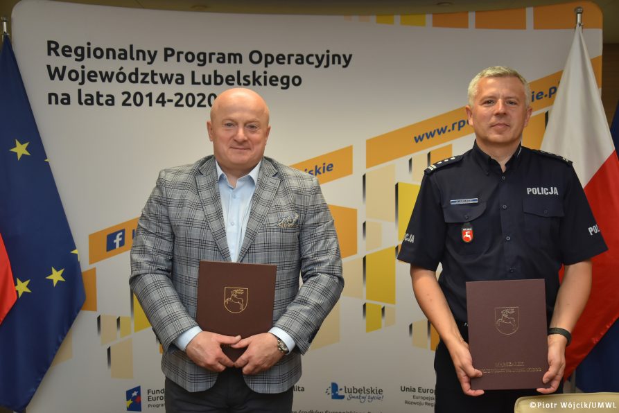 Przekazanie podpisanego aneksu umowy. Na zdjęciu od lewej Marszałek Województwa Lubelskiego Jarosław Stawiarski, Komendant Województki Policji insp. Artur Bielecki.