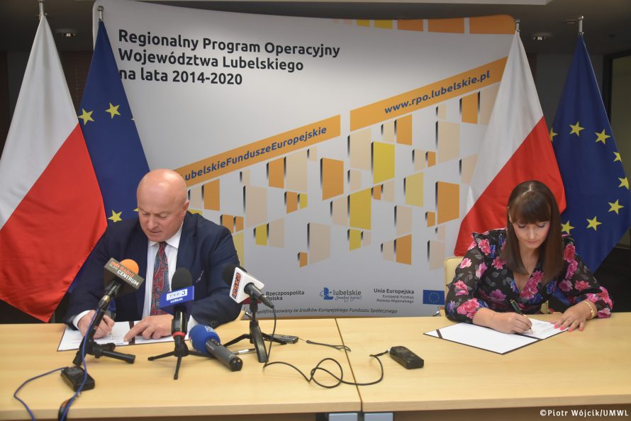 Podpisanie umowy na realizację zadań związanych z walką z COVID-19. Na zdjęciu od lewej: marszałek Województwa Lubelskiego Jarosław Stawiarski i Dyrektor Samodzielnego Publicznego Wojewódzkiego Szpitala Specjalistycznego w Chełmie Kamila Ćwik.