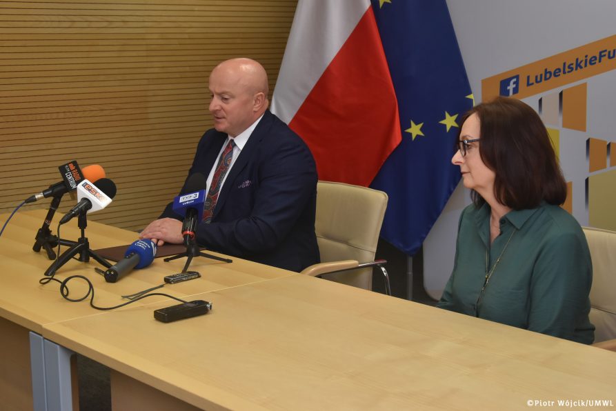 Podpisanie umowy na realizację zadań związanych z walką z COVID-19. Na zdjęciu od lewej: marszałek Województwa Lubelskiego Jarosław Stawiarski i Dyrektor Regionalnego Ośrodka Pomocy Społecznej w Lublinie Małgorzata Romanko