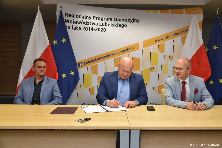 Podpisanie umowy na realizację zadania usuwania azbestu. Na zdjęciu od lewej: przedstawiciel firmy DELTA Tomasz Wejman, Marszałek Jarosław Stawiarski i Czlonek Zarządu Sebastian Trojak