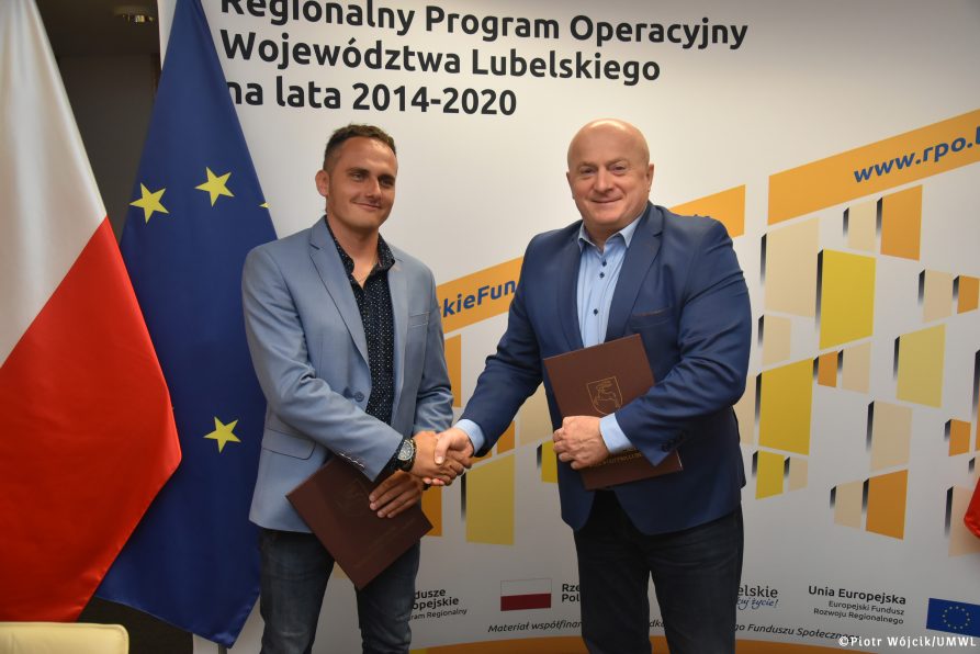 Podpisanie umowy na realizację zadania usuwania azbestu. Na zdjęciu od lewej: przedstawiciel firmy DELTA Tomasz Wejman, Marszałek Jarosław Stawiarski