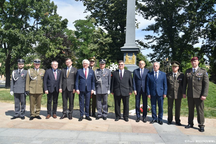 Wspólne zdjęcie pod pomnikiem Unii Lubelskiej ministrów spraw zagranicznych Litwy, Polski i Ukrainy, wicemarszałka województwa, prezydenta miasta i wicewojewody oraz generałami i oficerami z Litewsko-Polsko-Ukraińskiej Brygady