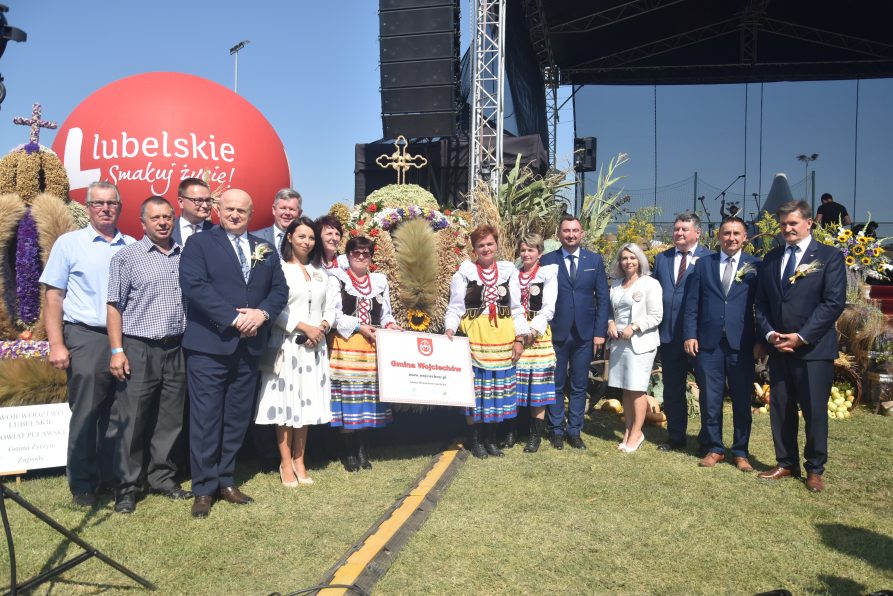 Gospodarze i uczestniczy dożynek przy sicieńskim wieńcu dożynkowym