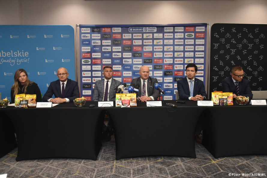 na zdjęciu od lewej: Beata Stepaniuk-Kuśmierzak Zastępca Prezydenta Miasta Lublin, Prezydent Miasta Lublin Krzysztof Żuk, Radosław Piesiewicz Prezes Zarządu Polskiej Ligi Koszykówki, Marszałek Województwa Lubelskiego Jarosław Stawiarski, Mikołaj Matsumoto Dyrektor Działu Marketingu Suzuki Motor Poland, Artur Soboń, Sekretarz Stanu w Ministerstwie Aktywów Państwowych.