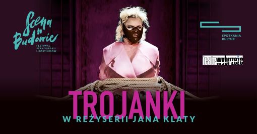 Kobieta w różowym ubraniu z maską na twarzy, Napis Trojanki oraz logo Festiwalu Scena w Budowie, Teatru Wybrzeze oraz Centrum Spotkania Kultur