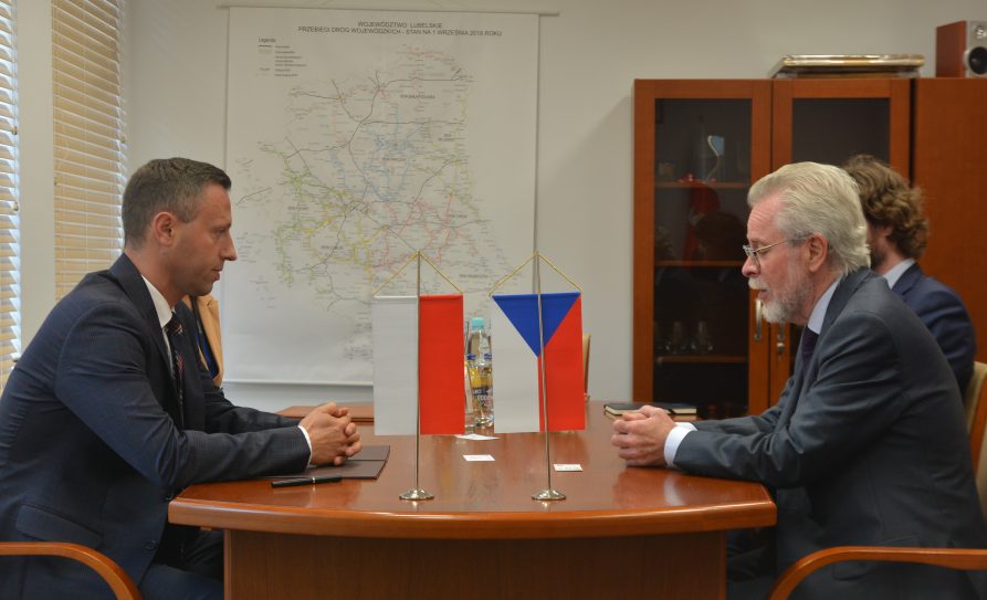 Spotkanie wicemarszałka Michała Mulawy (po lewej) z ambasadorem Czech Iwan Jestřáb (po prawej)