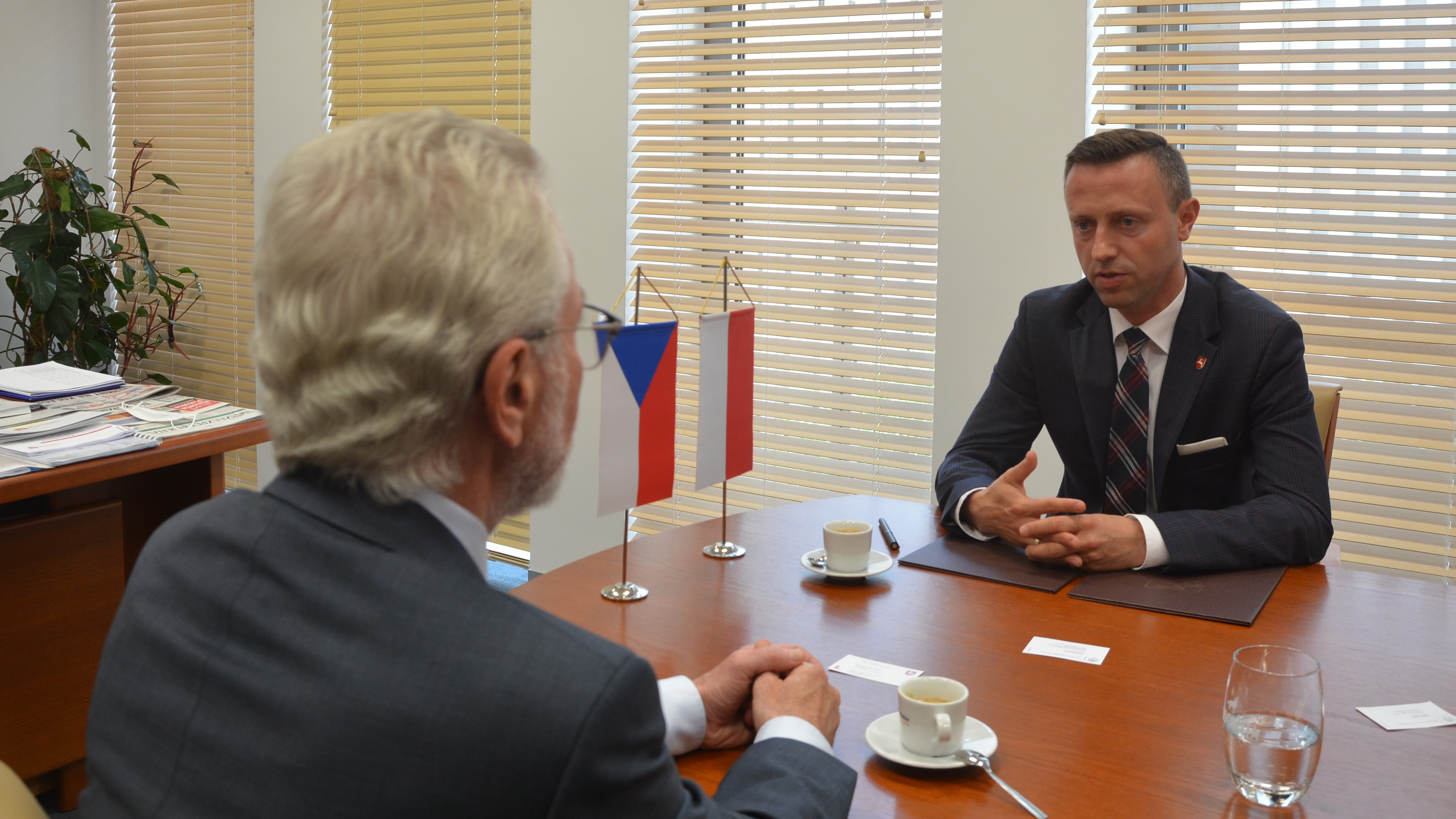 Spotkanie wicemarszałka Michała Mulawy (po prawej) z ambasadorem Czech Iwan Jestřáb (po lewej)