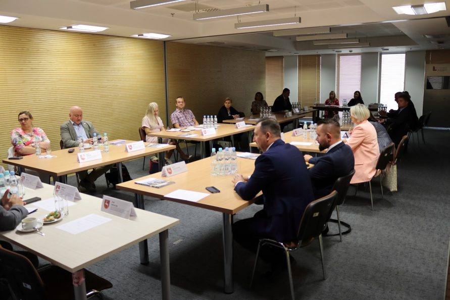 Posiedzenie Rady Działalności Pożytku Publicznego. Przy stole ustawionym w kształ litery u siedzą członkowie Rady.