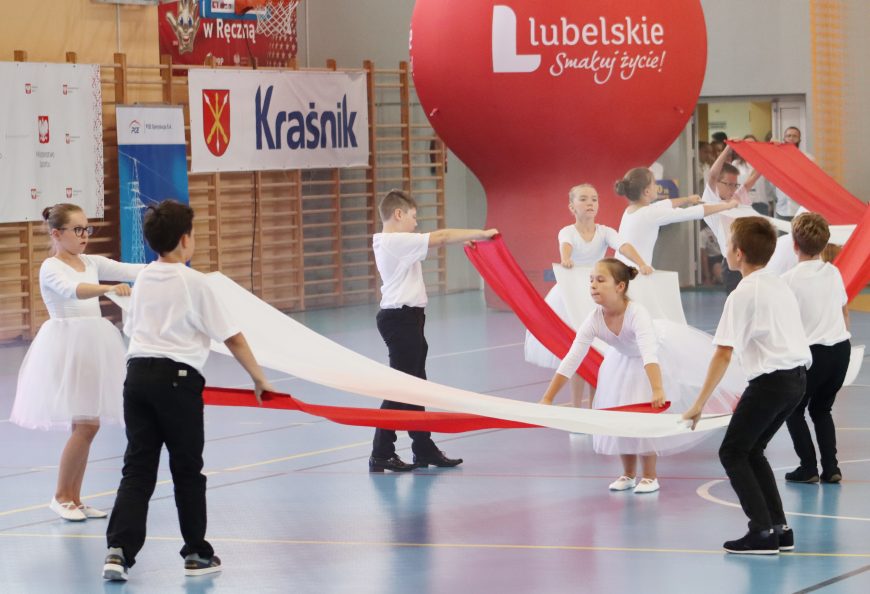zespół dziecięcy ze Szkoły Podstawowej podczas występów artystycznych
